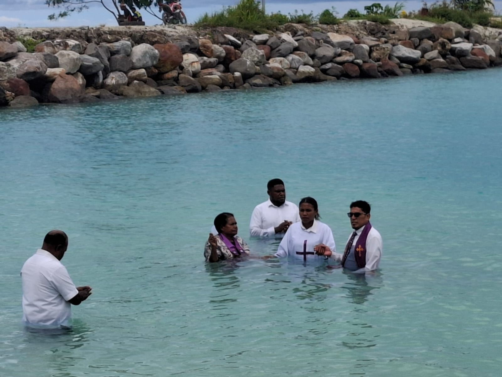 Ketua Majelis Daerah GPKAI Manokwari Laksanakan Sakramen Pengantaran Anak dan Baptisan